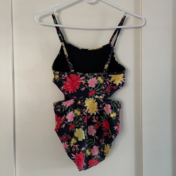 Old Navy Cut-Out One-Piece Swimsuit for Girls - Picture 2 of 3